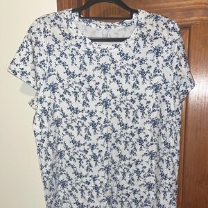 GAP Women's White and Blue Floral Short Sleeve Tee